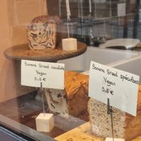 Gâteaux en vitrine, vegan en très grande majorité, avec des options sans gluten. at Helen's Book in Paris