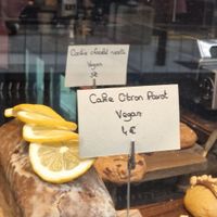 Gâteaux en vitrine, vegan en très grande majorité, avec des options sans gluten. at Helen's Book in Paris