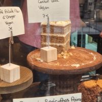 Gâteaux en vitrine, vegan en très grande majorité, avec des options sans gluten. at Helen's Book in Paris