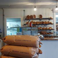 Het interieur. at Luuks Brood & Patisserie in Middelburg