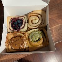 Blaubeer, classic zimt, spekulatius, pistazie at Cinnamood in Leipzig