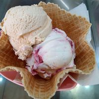 Cempasúchil y yogurt con frutos rojos at La Michoacana es Vegana in Mexico City