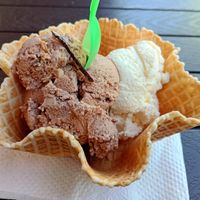 Snickers y yogurt de durazno at La Michoacana es Vegana in Mexico City