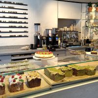 Tempting counter display at karaffu | coffee culture in Innsbruck
