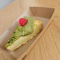 Veganer Pistazien Cheesecake at karaffu | coffee culture in Innsbruck