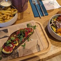 Fancy salat (Beilage) und das crostini mit pommes at Foodporn in Sylt