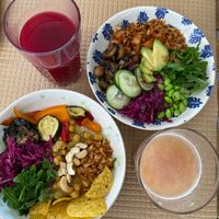 Budha Bowl e Bowl Indiana com os 2 sumos do dia. at Café Jardim in Ourem