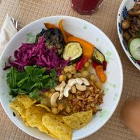 Bowl Indiana (8,50€)- Caril de grão e couve flor, arroz, legumes sazonais, couve roxa, cebola crispy, cajus, rucula, tortilhas de milho. at Café Jardim in Ourem