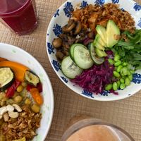 Budha Bowl (8,50€) - Arroz, tofu teriyaki, abacate, couve roxa, edamame, cogumelos, pepino, rucula, sesamo, mayo vegan, cebola crispy. at Café Jardim in Ourem