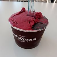 Tarrina mediana de vainilla negra y frambuesa. at Antiu Xixona Helados  in Almeria