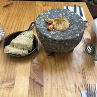 Gruß aus der Küche (Hummus mit selbstgemachtem Brot)  at Green Point in Cusco