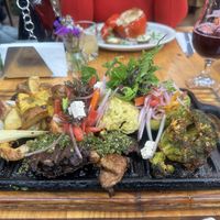 Wir haben 1 mal das Tagesmenü und 1 mal die Grillplatte bestellt es war unglaublich lecker, Bedienung, Trinken und Essen alles perfekt😄 at Green Point in Cusco