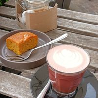 Torta vegana alle patate dolci e anice e pink latte d'avena at Wake Cup in Montebelluna
