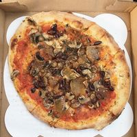 the “vegan” comes with organic tomato sauce, organic caramelized onions, organic mushrooms, kalamata olives, homemade garlic oil with a blend of organic herbs   at Flatbread Company in North Conway