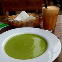 Raw vegan spinach soup and fresh juice at Plevel in Prague