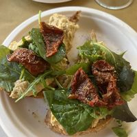 Gipsy toast con hummus e pomodori secchi  at A'Sana in Milan