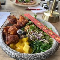 Vegan pokébowl met de flatbread Crispy bloemkool  at Grand Café Restaurant de Troubadour in Hardenberg