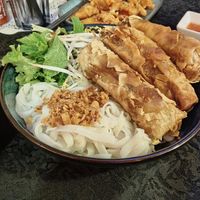 Rollitos de primavera con noodles de arroz y ensalada at Iguarias de HANÓI in Porto