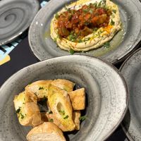 Hummus Boloñesa with gluten-free bread at Disidente Restaurante Vegetariano in Valencia
