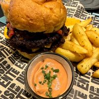 Disi Smash Pink Burger (with gluten-free bun) at Disidente Restaurante Vegetariano in Valencia