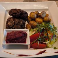 Pilzfrikadellen mit Kartoffeln und Rote Bete Pesto at Mingers Hotel in Neuharlingersiel