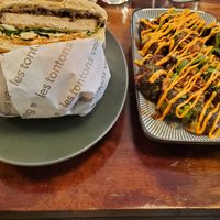 Le burger tonton katsu (si je ne me trompe pas) et les choux de bruxelle en accompagnement. at Les Tontons Veg - Paradis in Paris