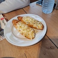 vegan garlic bread with vegan cheese (super delicious) at Pizza Hut in Torres Novas