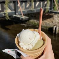 Pistazie und Kokos-Crispie-Weiße Schokolade  at Gelato Eismanufaktur in Buehl