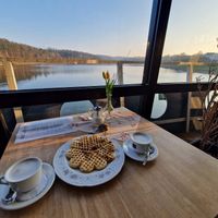 Vegan-glutenfreie Waffel mit Kaffe mit Hafermilch at Café im See - Cafe in The Lake in Bad Arolsen