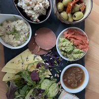 Vegane Aufschnittplatte mit verschiedenen Aufstrichen, Käse und Wurst .  at Vlora & Vauna in Dresden