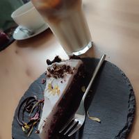 Vegane kirsch-tarte und ein ice Latte  at Vlora & Vauna in Dresden