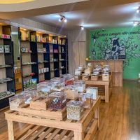 Loja com variedade de produtos naturais e veganos 🌱 at The Herbivoraz in Bauru