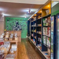 Loja com produtos congelados e queijos 🧀 vegetais at The Herbivoraz in Bauru