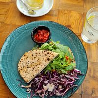 Wholewheat pita with jackfruit, smokey tomato chutney and red cabbage at Sound & Soul Foodbar in Nijmegen