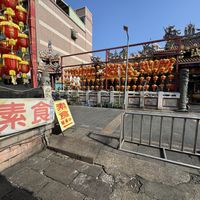 士林妈祖庙正对面楼梯下方  at Shilin Cixian Temple - 士林慈諴宮)对面楼梯下素食挡 in Taipei
