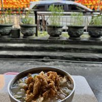 Noodles dine in and sit just right opposite of the temples   at Shilin Cixian Temple - 士林慈諴宮)对面楼梯下素食挡 in Taipei