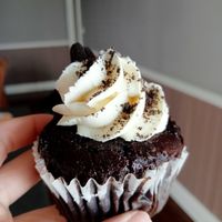 Oreo vegan cupcake at Cupcake Espresso in Adamstown