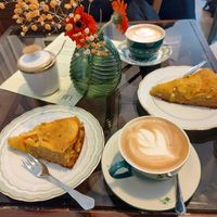 Flat white and carrot cake at Büchercafé Kapitel Drei in Hamburg