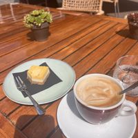 Vegan gebak en havermelk cappuccino   at Funnelbeker - Hunebedcentrum in Borger