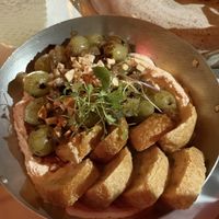 Uvas seladas, queijo cremoso, castanha do pará crocante e pães artesanais   at Porongo in Florianopolis