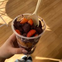 Açaí com topping ilimitado - 700ml (9,90€) at Mundo às Cores in Torres Novas