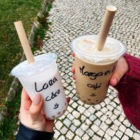 Milk tea de coco com bobas de manga e milk tea de café com bobas de lichia - ambos 500ml - 3,50€ at Mundo às Cores in Torres Novas