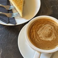 Mango-Cashew Kuchen // Flat White mit Hafermilch  at Café Lisbeth in Luechow