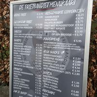 De menukaart, de groente en vleesvrije kroket zijn vegan  at De Frietbandiet in Heemstede