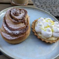 Cinammon roll and lemon tart at Odete Bakery - Cedofeita in Porto
