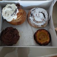 Crufin, cinnamon roll, carrot cake, pastel de natal at Odete Bakery - Cedofeita in Porto