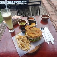 Hamburguesa mixta y jugo de freijoa at Happy Monkey  in Villa De Leyva