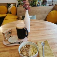 Un granola avec yaourt vegan, fruits de la saison et un thé at Le Rancard in Lyon