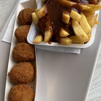 Bitterballen en stoofvleessaus (vegan)  at Frituur Lovato's in Genk