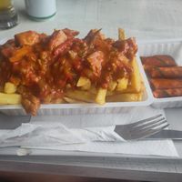 Spicy plant-based goulash on Belgium fries and 🔥 crunchy rolls at Frituur Lovato's in Genk